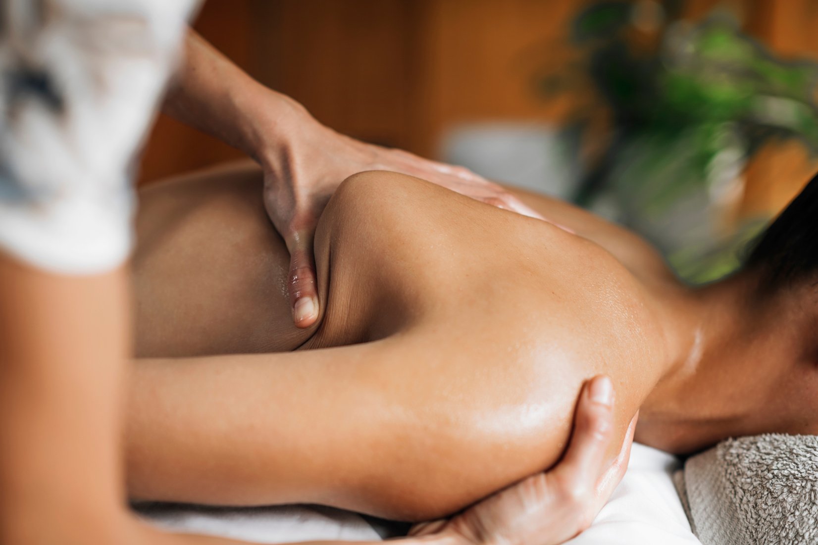 Ayurveda Beck And Shoulder Blade Massage With Ayurvedic Oil